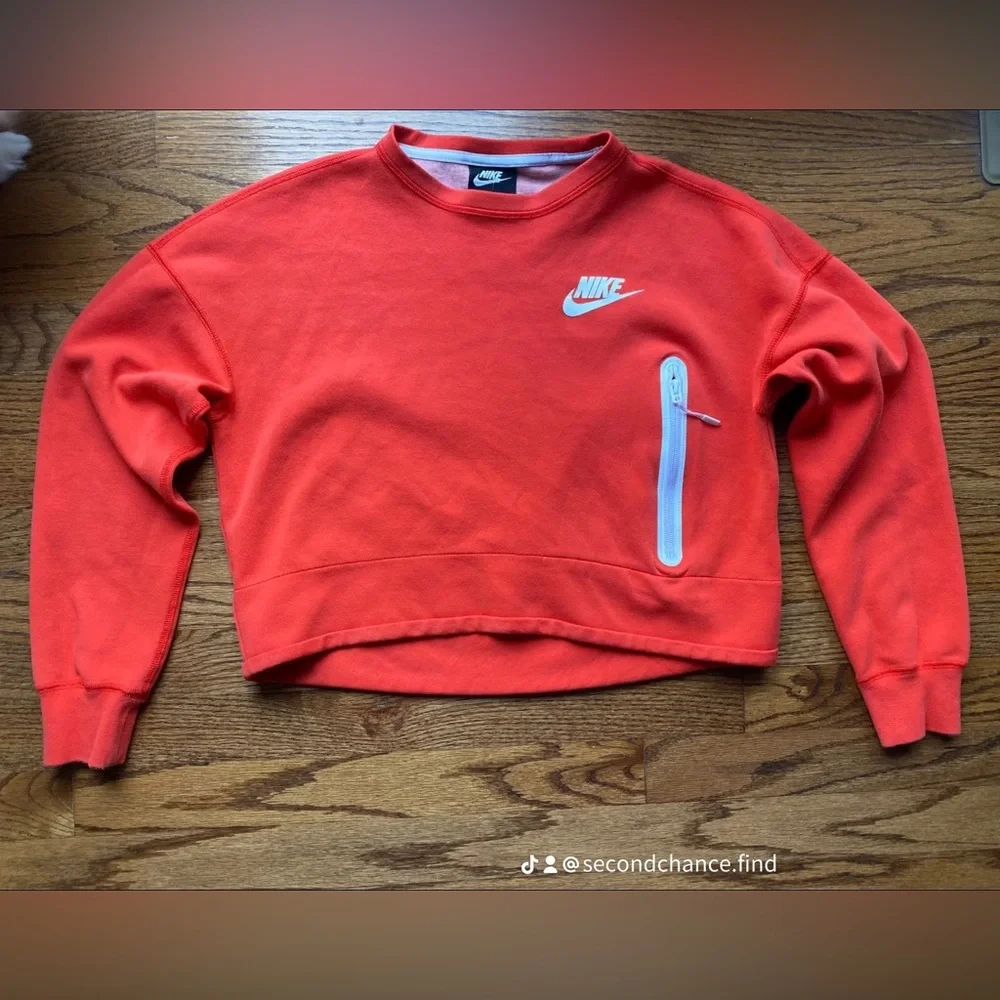 Nike Women’s Red Cropped Sweatshirt Small Zip Pocket Logo Pullover.
